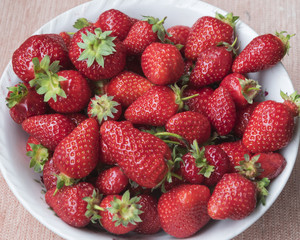 Fresh, red strawberries in plate.