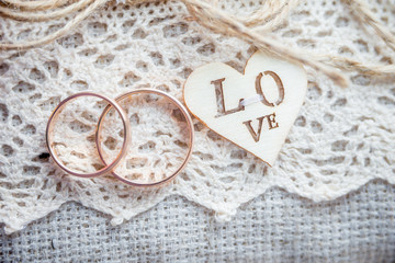 два золотых обручальных кольца