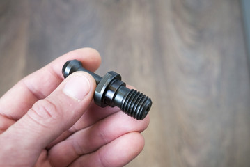 New pull stud for cutting tools in the left hand
