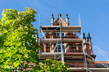 Altes Gebäude mit Baugerüst