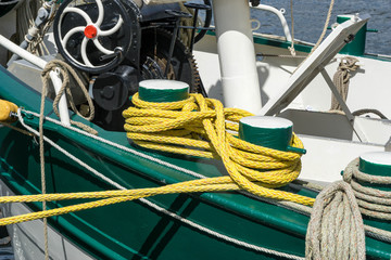 Obraz premium Vertäutes Schiff im Hafen