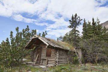 Fototapeta na wymiar Old Log Cabin in the Yukon