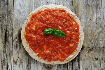 Crédence de cuisine en verre imprimé Pizzeria pizza aux tomates sans levure