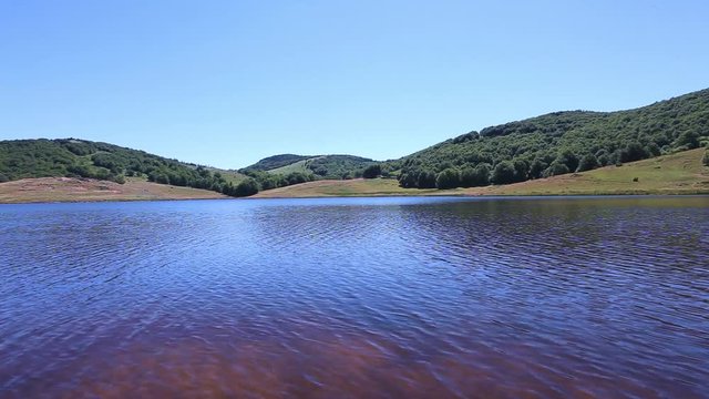 lac ferrugineux au ras de l'eau