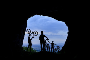 bisikletle zirvedeki mağara gezisi