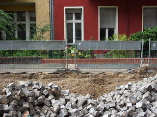 Bauarbeiten: Gehweg-Absperrung im Wohnviertel - obrazy, fototapety, plakaty