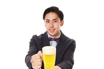 ビールジョッキを持つウェイター