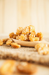 Nut with sesame and caramel