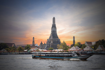 Naklejka premium The Temple of Dawn, Wat Arun, on the Chao Phraya river with pass