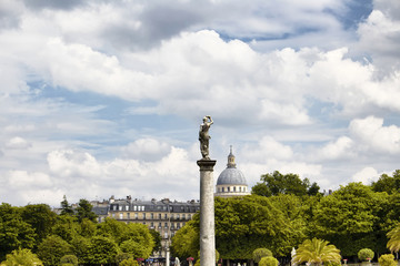 Obraz premium Woman statue with clouds and cityscape background at Jardin Du Luxembourg in Paris