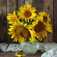 Naklejka premium Still life with bouquet of sunflowers.