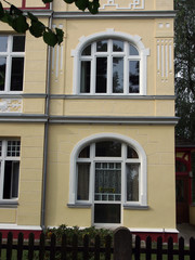 Fototapeta premium Altbau-Details: Runde Fensterbögen einer Jugendstil-Villa