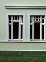 Altbau-Details: Sprossenfenster auf grüner Fassade