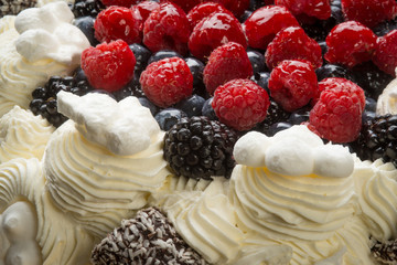 Torta di panna  montata e frutta fresca