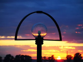 Photo sur Plexiglas Ville sur leau Lantern at sunset