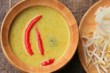 green curry and rice noodle