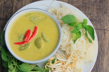 green curry and rice noodle