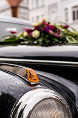 hochzeitsstrauß auf Auto