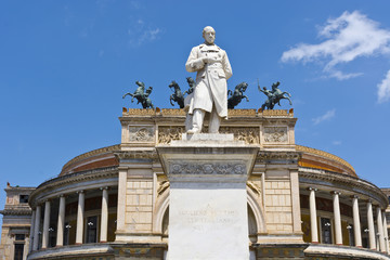 Fototapeta na wymiar Statue of Ruggiero Settimo