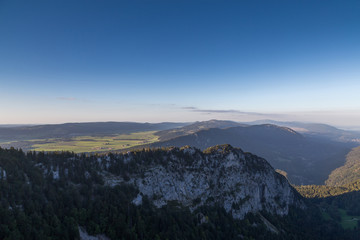 Falaise calcaire du creux du van dans le Jura Suisse