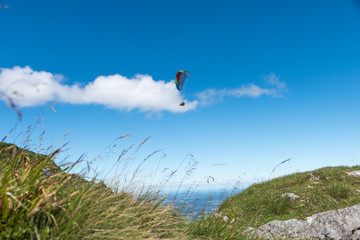 Fototapeta na wymiar Gleitschirmflieger über dem Gipfel