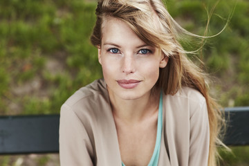 Naklejka premium Blue eyed young woman in portrait, close up