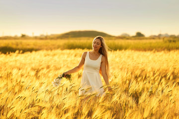 Obraz premium Beautiful young woman in field