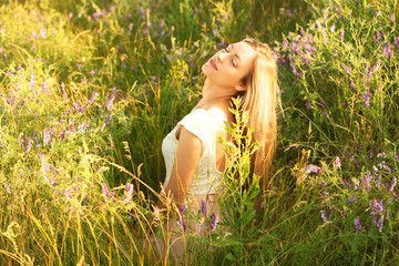 Fototapeta na wymiar Beautiful young woman in field