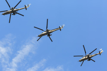 Три российских боевых вертолета в небе