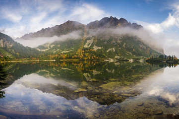 Panorama jeziora w Tatrach Słowackich
