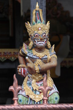Мифологическое божество (дух). Фото сделано на острове Бали, Индонезия.
