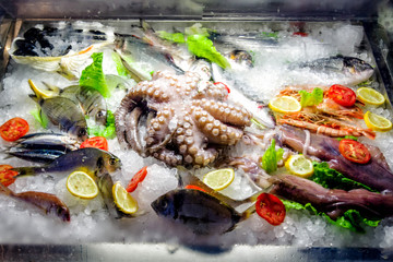 Свежие морепродукты на прилавке ресторана в Греции © vladimirzhoga