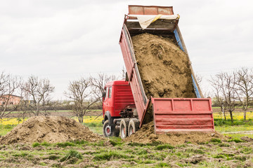 Obraz premium A truck carrying earth