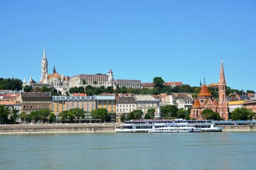 Navettes sur le Danube, &eacute;glise Mathias et Temple Evang&eacute;liste &agrave; Budapest