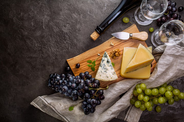 Obraz na płótnie Canvas Cheese and wine