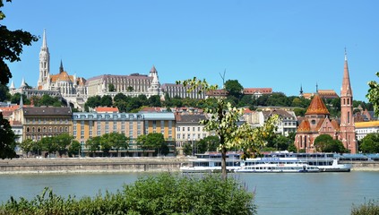 Fototapeta premium Berge de Pest et rives du Danube, centre de Budapest été 2016