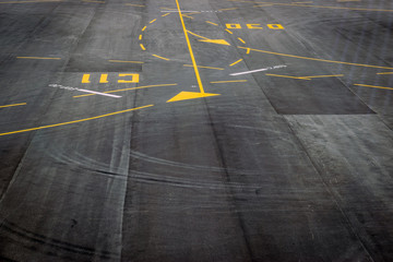 Close-up het oppervlak van de achtergrond van de textuur van de landingsbaan van de luchthaven.