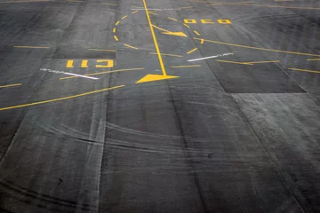 Crédence de cuisine en verre imprimé Aéroport Gros plan sur la surface de l& 39 arrière-plan de la texture de la piste de l& 39 aéroport.