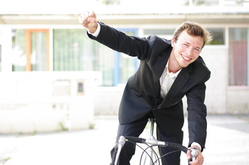 junger Mann im Anzug auf einem Rennrad