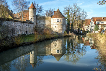 Wehrgang mit Türmen und Wohnhäusern am Ufer der Wörnitz in Dinkelsbühl
