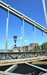Structure métallique et parlement depuis le pont des chaînes à Budapest