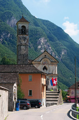 Svizzera: la chiesa di Santa Maria degli Angeli e la bandiera svizzera nell'antico borgo di...