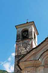 Fototapeta na wymiar Svizzera: il campanile della chiesa di Santa Maria degli Angeli nell'antico borgo di Lavertezzo il 29 luglio 2016