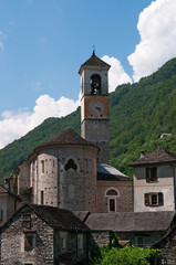 Fototapeta na wymiar Svizzera: la chiesa di Santa Maria degli Angeli nell'antico borgo di Lavertezzo il 29 luglio 2016