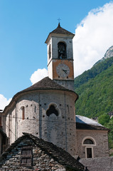 Fototapeta na wymiar Svizzera: la chiesa di Santa Maria degli Angeli nell'antico borgo di Lavertezzo il 29 luglio 2016