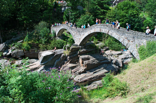 Lavertezzo, Svizzera: vista del Ponte dei Salti, il ponte pedonale costruito nel XVII secolo sul fiume Verzasca, il 29 luglio 2016
