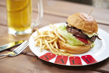ハンバーガーとフライドポテト