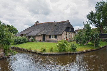 Obraz premium The house stands between the channels in the Dutch village of Gi