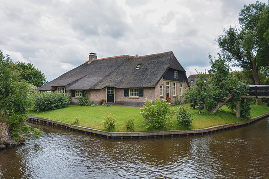 The house stands between the channels in the Dutch village of Gi