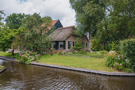 The house stands between the channels in the Dutch village of Giethoorn